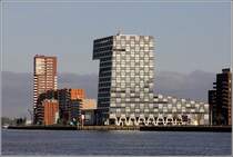 Rotterdam. In diesem auergewhnlichen Gebude an der Lloydkade ist ein Teil der Hochschule Rotterdam untergebracht. 08.06.2015