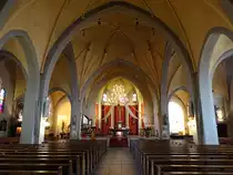 Valkenswaard, Innenraum der St. Nikolaus Kirche, Kirchenfenster von Luc van Hoek (02.05.2015)