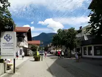 Garmisch-Partenkirchen, Blick �ber den Michael-Ende-Platz und die Fu�g�ngerzone, Aug.2015