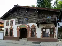 Garmisch-Partenkirchen, das  Alte Haus  in der historischen Ludwigstra�e, das ehemalige Bauernhaus stammt von 1772, Aug.2014