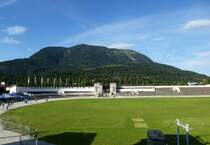 Garmisch-Partenkirchen, Teil des Olympiastadions mit dem linken Seitentor, im Hintergrund der 1780m hohe Wank, Aug.2014