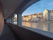 Z�rich, Schipfe mit Blick auf die Limmat, den Limmatquai und die Zunfth�user. Aufnahme vom 17. Mai 2015, 20:08