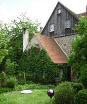 Das ist Rckfront unseres Hauses mit der Stadtmauer ( um 1400 ) und dem efeubewachsenen Gartenhaus von ~ 1920, das ursprnglich eine Zichorie-Rsterei war, worauf der groe Kamin hinweist.