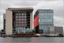 Amsterdam. Die modernen Gebude der Bibliothek und des Conversatorium an der Oosterdokskade. 09.06.2015