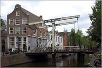 Amsterdam. Die Klappbrcke am Groenburgwal wird von Verliebten als  Schlossbrcke  genutzt. 09.06.2015