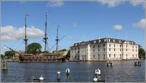 Amsterdam. Het Scheepvaartmuseum (Schifffahrtsmuseum) mit dem Nachbau des Ostindienfahrers AMSTERDAM der Vereenigde Oostindische Compagnie (VOC). 08.06.2015