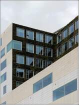 Amsterdam. Am neuen Justizpalast gibt es senkrecht begrnte Auenwnde. 09.06.2015