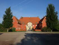 Herrenhof in Krapperup, erbaut 1670, Backsteinbau, im seitlichen Stall befindet sich eine Kunsthalle (13.06.2015)