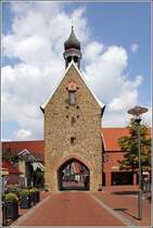 Quakenbrck. Die Hohe Pforte in der Langen Strae. Es ist das letzte von ehemals fnf Stadttoren und wurde 1485 erbaut. Der Dachreiter stammt aus dem Jahr 1782. 22.05.2015