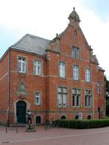 Quakenbrck. Das Finanzamt ist im ehemaligen Preuischen Amstgericht in der Langen Strae ansssig. 22.05.2015