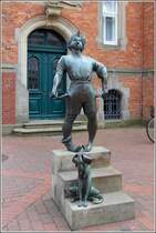 Quakenbrck.  Der arme Steuersnder  von Hans-Gerd Ruwe steht vor dem Finanzamt in der Langen Strae. 22.05.2015