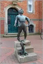 Quakenbr�ck.  Der arme Steuers�nder  von Hans-Gerd Ruwe steht vor dem Finanzamt in der Langen Stra�e. 22.05.2015