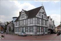 Quakenbrck. Dieses prchtige Fachwerkhaus am Markt beherbergt eine Bankfiliale. 22.05.2015