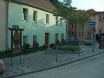 Laucha an der Unstrut, Brunnenbereich Hallesche Stra�e gegen�ber der Gastst�tte  Schifferklause  