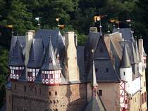 Burg Eltz. Schieferdcher der Huser Eltz-Rodendorf und Eltz-Rbenach.(26. Juni 2015)