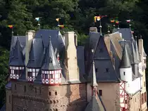 Burg Eltz. Schieferd�cher der H�user Eltz-Rodendorf und Eltz-R�benach.(26. Juni 2015)