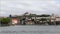 Blick vom Douro nach Vila Nova de Gaia. Die Stadt ist inzwischen gr��er als das bekanntere Porto am gegen�berliegenden Ufer. in der Bildmitte ist das markante Mosteiro da Serra do Pilar zu sehen. 02.05.2015