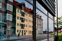 Historische Bausubstanz trifft auf moderne Glasfassade. In der Havnegade von Fborg trifft die historische Altstadt auf die modernen Kontorgebude vom Hafen. Das Foto wurde mit einer Praktica Modell 1952 aufgenommen. Fborg, 21.06.2015