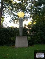 Kunstobjekt  Der gr�ne Zuschauer  im Kantpark in Duisburg ! .    .
Der Kantpark eine ca. 100 ha gro�e Erholungsfl�che mit Spielplatz und �ber 40 Au�enskulpturen, die dem B�rger, ein wenig von moderner Kunst vermitteln, w�hrend man sich im Park erholt. Im Kantpark befindet sich  das Wilhelm Lehmbruckmuseum. 

www.lehmbruckmuseum.de