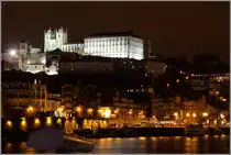 Porto. Bei Dunkelheit wird der Bischofspalast und die daneben stehende S� angestrahlt. 02.05.2015