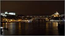 Die 1886 erffnete Ponte Dom Luis I. verbindet Porto (links) mit Vila Nova de Gaia. Links ober ist der beleuchtete Bischofspalast und rechts ober das beleuchtete Mosteiro da Serra do Pilar zu sehen. 02.05.2015