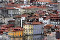 Porto. Wimmelbild der Altstadt mit Hubschrauber. Derartige Sightseeing-Rundflge mssten bei uns eine grere Hhe einhalten. 08.05.2015