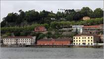 Porto. Uferbebauung am Douro. Das linke, weie Gebude ist das Portweinmuseum. 02.05.2015