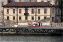 Porto. Am Ufer des Douro rattert die Straenbahn entlang. Da die Uferstrae recht schmal ist, wurde an einzelnen Abshnitten eine neue Strae auf Stelzen vor das Ufer gestellt. 02.05.2015