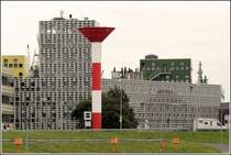 Dieser Gebudekomplex des Alfred-Wegener-Instituts am Handelshafen in Bremerhaven wurde von den Steidle Architekten, Mnchen, entworfen. Davor steht das Oberfeuer Geestemnde. Aufnahmedatum: 19.08.2007