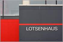 Detail des Lotsenhauses in Bremerhaven. Hinter der schwarzen Wand verbirgt sich die Treppe zum wegen Hochwassergefahr h�hergelegenen Eingang. Aufnahmedatum: 19.08.2007