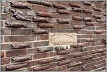 Fischschwrme auf der Mauer rund um das Busse-Denkmal in Bremerhaven. Aufnahmedatum: 19.08.2007