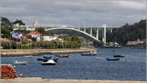 In Porto gibt es mehrere Brcken ber den Douro nach Vila Nova de Gaia (rechts). Hier die 493 m lange Autobahnbrcke Ponte de Arrabida in der Nhe der Flussmndung. 08.05.2015
