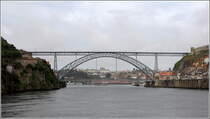 In Porto gibt es mehrere Brcken ber den Douro nach Vila Nova de Gaia (links). Hier die 385 m lange Ponte Dom Luis I. Auf der oberen Ebene berqueren zwei Straenbahngleise den Fluss, die untere Ebene dient dem Straenverkehr. Die Brcke wurde 1886 eingeweiht und gehrt seit 1996 zum UNESCO-Welterbe. 08.05.2015