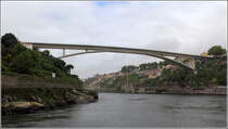 In Porto gibt es mehrere Brcken ber den Douro nach Vila Nova de Gaia (links). Hier die 371 m lange Straenbrcke Ponte do Ponte Infante Dom Henrique (kurz: Ponte do Infante). 08.05.2015