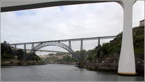 In Porto gibt es mehrere Brcken ber den Douro nach Vila Nova de Gaia (links). Hier die 352 m lange Eisenbahnbrcke Ponte Maria Pia. Die Brcke wurde von Gustave Eiffel und Thophile Seyrig geplant und von 1875 bis 1877 gebaut. Bis 1991 wurde die Brcke von der portugiesischen Eisenbahn genutzt, 2009 erfolgte eine Instandsetzung. Im Vordergrund ist ein Pfeiler der Ponte Sao Joao zu sehen, im Hintergrund die Ponte Infante Dom Henrique. 08.05.2015