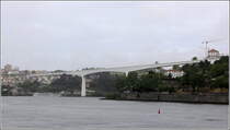 In Porto gibt es mehrere Brcken ber den Douro nach Vila Nova de Gaia (links). Hier die 1.029 m lange Eisenbahnbrcke Ponte Sao Joao, die 1991 fertiggestellt wurde. 08.05.2015