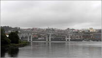 In Porto gibt es mehrere Brcken ber den Douro nach Vila Nova de Gaia (links). Hier die 750 m lange Straenbrcke Ponte do Freixo, die 1995 fertiggestellt wurde. Sie verfgt ber 2 x 4 Fahrspuren. 08.05.2015