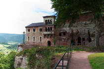 Die Klause Kastel ist ein von Mnchen in die Felswand aus Sandstein geschlagenes Refugium auf einem Plateau ber dem Saartal. Karl Friedrich Schinkel entwarf auerdem auch die Grabkapelle fr Johann von Bhmen. Schinkel nutzte fr den Bau die Ruine der Klause Kastel, die um 1600 entstanden war und 1833 in den Besitz Friedrich Wilhelms IV. bergegangen war. Der Leichnam Johanns von Bhmen befindet sich seit 1946 in Luxemburg, der klassizistische Sarkophag ist seitdem leer. Die Grabkapelle gehrt zu den wichtigen Sptwerken Schinkels und gilt als bedeutendes Zeugnis der klassizistischen Neoromanik. Schinkel verzichtete darauf, das erhaltene Erdgeschoss der Ruine mit seinem gotisierenden Kreuzrippengewlbe aus dem 17. Jahrhundert zu verndern, und sorgte hier nur fr eine bunte Fensterverglasung. Das neue Mauerwerk gestaltete er nach dem Muster des schon vorhandenen. Das Obergeschoss wurde mit einem Rundbogenfries und Fenstern in Form von Drillingsarkaden versehen; auf die Nordseite wurde ein Glockengiebel in italienischem Stil aufgesetzt. Kastel-Staadt am 28.06.2015