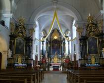 Rastatt, Blick in den Chorraum der Stadtkirche mit dem Hauptaltar und den beiden Seitenaltren davor, April 2015 