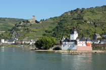 Kaub mit Burg Pfalz-Grafenstein im Rhein und der Burg Gutenfels am Weinberg - 17.09.2015