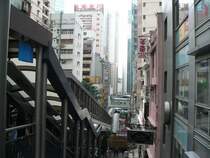 Die l�ngste Rolltreppe der Welt, wenn auch nicht durchgehend, verbindet auf 800 Metern L�nge Central mit den Mid Levels. Morgens f�hrt die Treppe abw�rts, abends dann wieder hinauf. So k�nnen die Leute aus den oben gelegenen hochwertigen Wohnvierteln bequem die Arbeit erreichen. 09/2007
