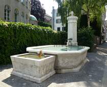 Basel, der Antonierhof-Brunnen in der Altstadt von Kleinbasel, Juni 2015
