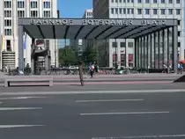 Hier ist am 11. Juli 2015 einer der Eing�nge in den Bahnhof Potsdamer Platz zu sehen.

