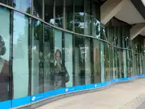 Ein R�ckblick in die Linkstra�e in Berlin Mitte am 11. Juli 2015 auf die Fensterfront von Pfizer Deutschland GmbH.