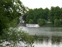 Hamburg am 14.6.2015: Kuhmhlenteich im Stadtteil Uhlenhorst / Hohenfelde mit einem Alsterrundfahrtschiff
