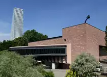 Basel, Blick von der Schwarzwaldbrcke auf das Tinguely Museum, im Hintergrund der Roche Tower, Juni 2015