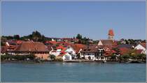 Hagnau am Bodensee vom Schiff aus gesehen. Der Turm der Pfarrkirche St. Johann Baptist berragt den Ort. 10.07.2015