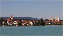 Blick auf Immenstaad am Bodensee vom Schiff aus. berragt wird der Ort vom Turm der kath. Pfarrkirche St. Jodokus. 10.07.2015