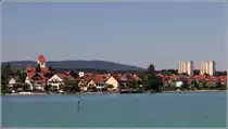 Blick auf Immenstaad am Bodensee vom Schiff aus. �berragt wird der Ort vom Turm der kath. Pfarrkirche St. Jodokus. 10.07.2015