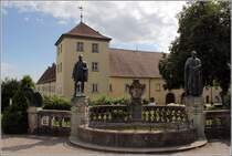 Heiligenberg. An den Postplatz grenzt der Vorhof des Schlosses Heiligenberg. Davor steht der Frstenbrunnen. 08.07.2015